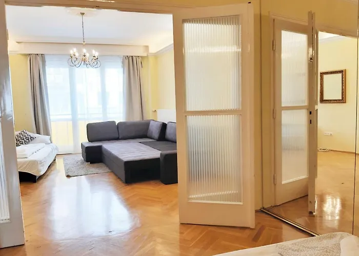 Gold Rose Apartment With 3 Rooms